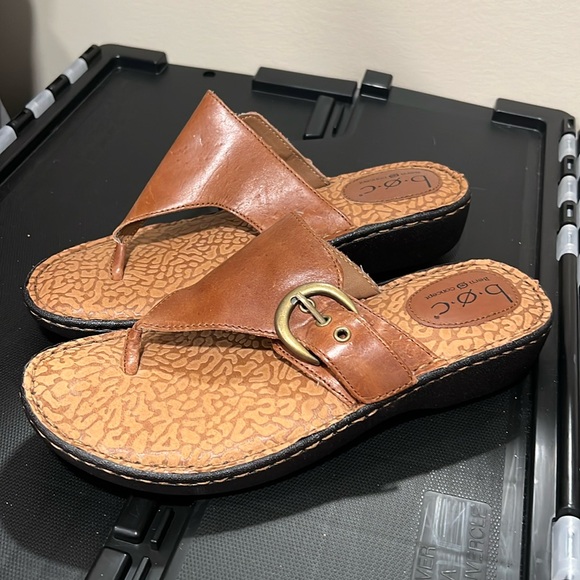 b.o.c. Shoes - B.O.C Sandals Brown Size 8 M/W Leather T-strap